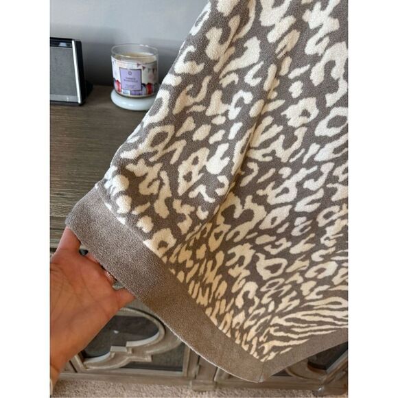 Barefoot Dreams NWOT Cozy Chic Ultra Lite Ocean Dreams Animal Print Poncho One S - Picture 3 of 11